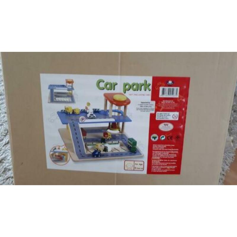 Houten speelgoed garage, car park