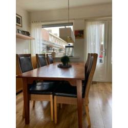 Eettafel en salontafel met kersen bovenblad en rotan stoelen