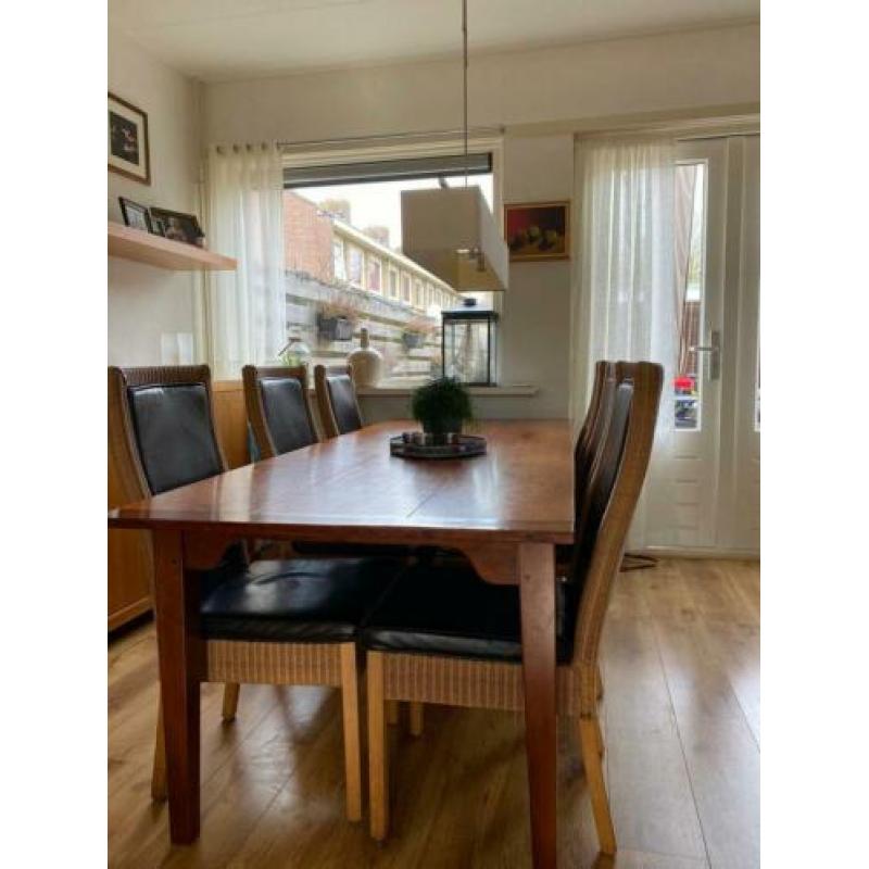 Eettafel en salontafel met kersen bovenblad en rotan stoelen