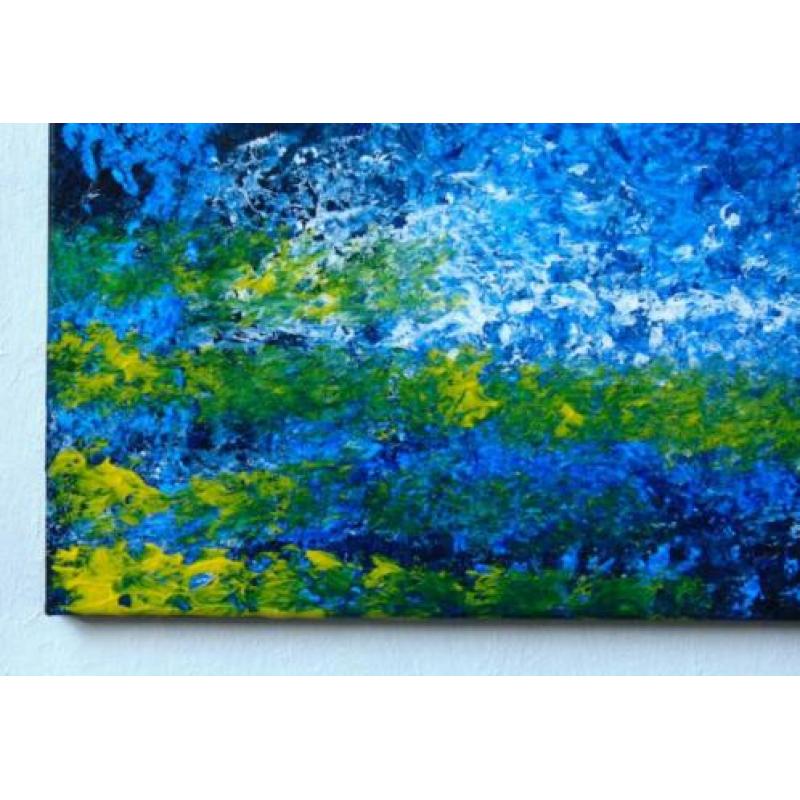 Blauwe water golf of draaikolk, oceaan in beweging, surfen