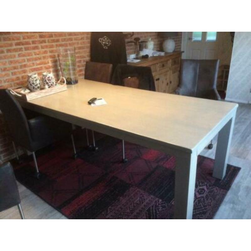 Eetkamertafel