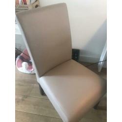 4 eetkamerstoelen (€10,- in totaal voor 4 stoelen)