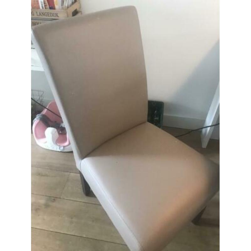4 eetkamerstoelen (€10,- in totaal voor 4 stoelen)