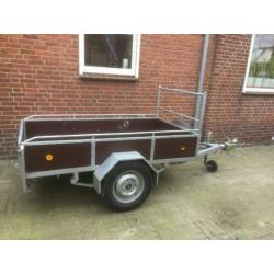 aanhangwagen enkelasser met bladveren