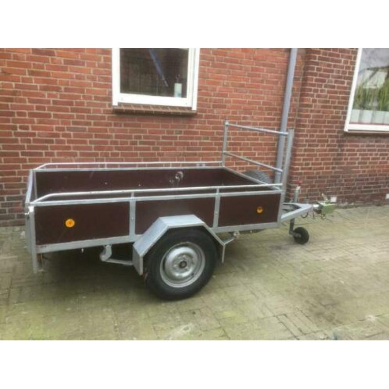 aanhangwagen enkelasser met bladveren