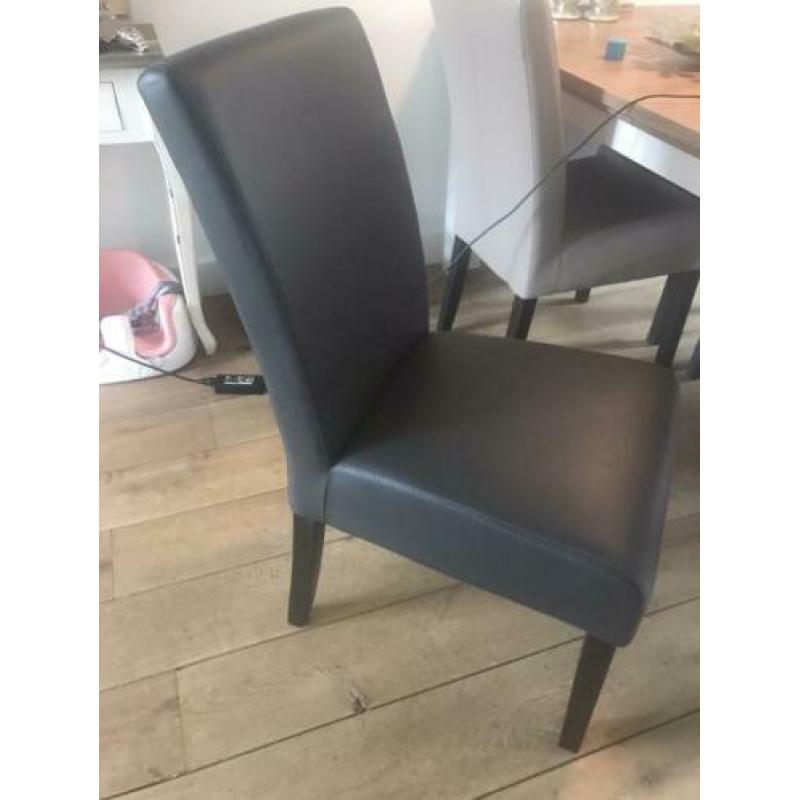4 eetkamerstoelen (€10,- in totaal voor 4 stoelen)