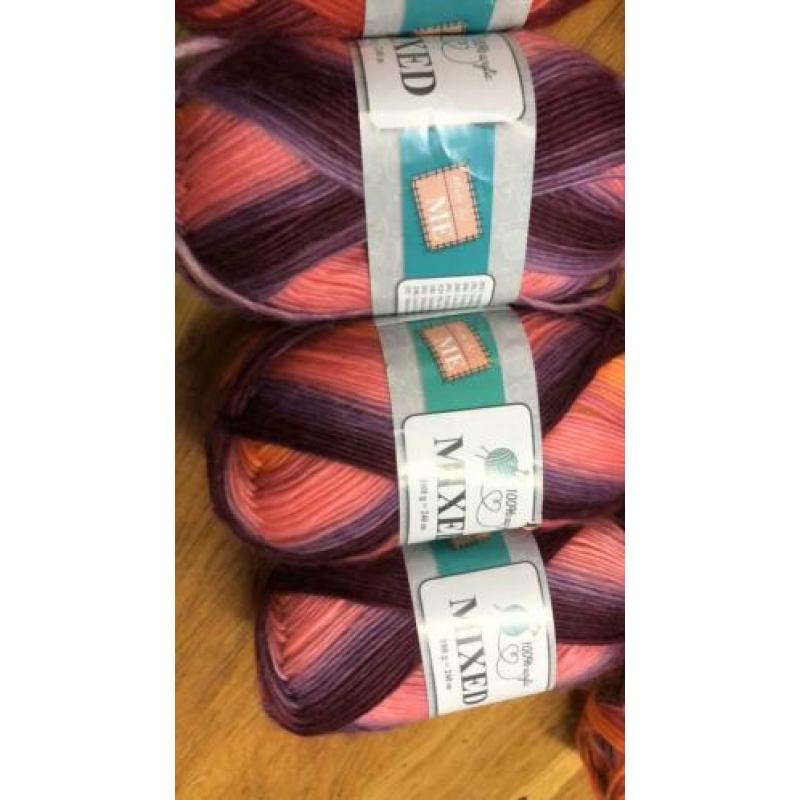 13 nieuwe bollen mixed 100 gram 240 m. per bol