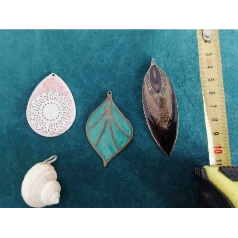 vintage stoffen doos vol sieraden,zeer divers KOOPJE! €19