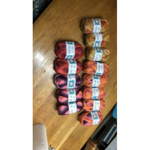 13 nieuwe bollen mixed 100 gram 240 m. per bol