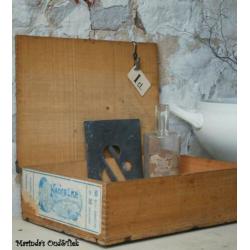 brocante oud Chocolade kistje met etiket Chocolaterie