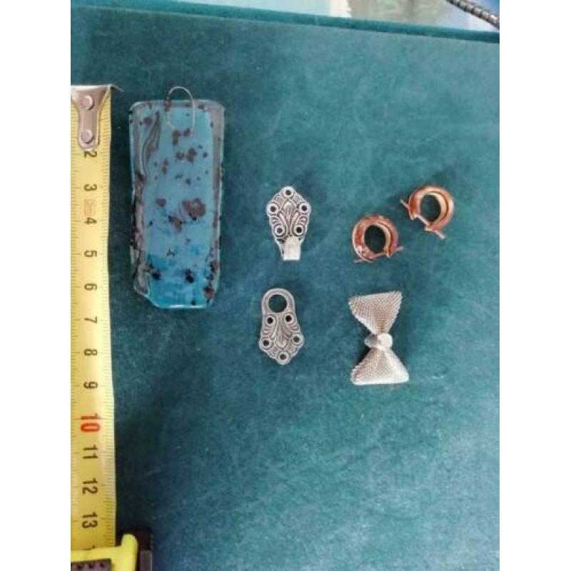 vintage stoffen doos vol sieraden,zeer divers KOOPJE! €19