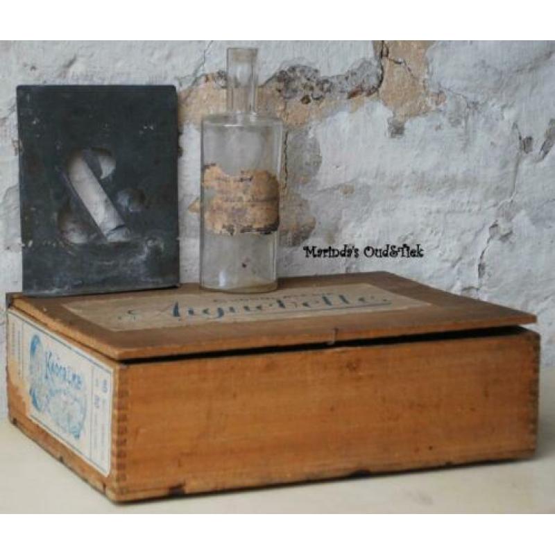 brocante oud Chocolade kistje met etiket Chocolaterie