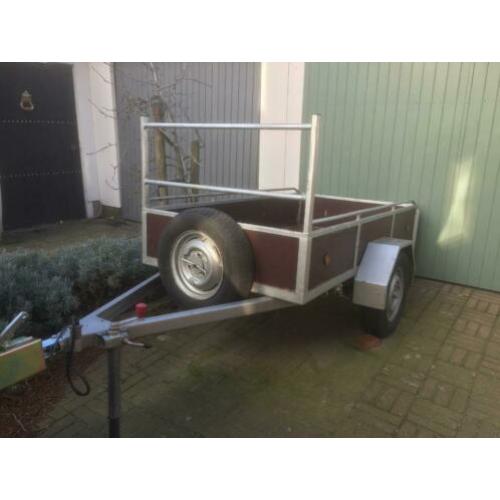 aanhangwagen enkelasser met bladveren