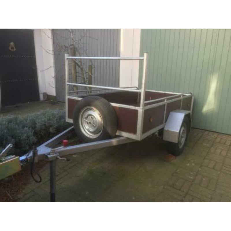 aanhangwagen enkelasser met bladveren