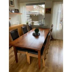 Eettafel en salontafel met kersen bovenblad en rotan stoelen