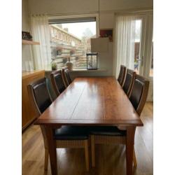 Eettafel en salontafel met kersen bovenblad en rotan stoelen