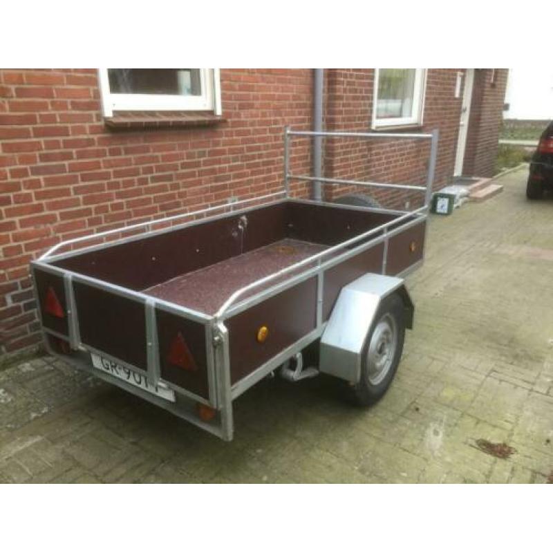 aanhangwagen enkelasser met bladveren