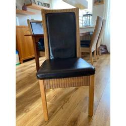 Eettafel en salontafel met kersen bovenblad en rotan stoelen