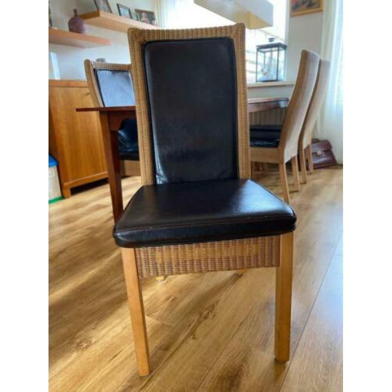 Eettafel en salontafel met kersen bovenblad en rotan stoelen