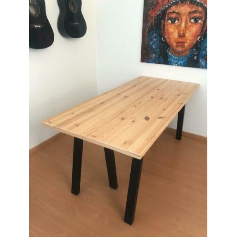 Grenen tafel met zwarte poten