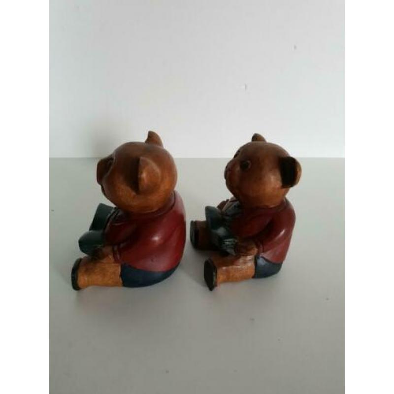 Uit hout gesneden 2 zittende beertjes