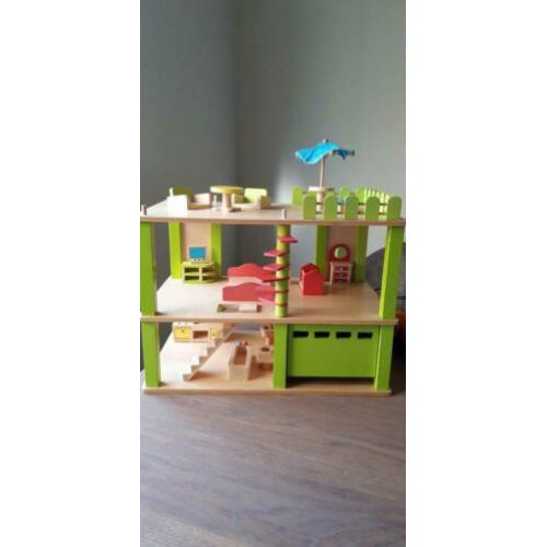 Mooi houten poppenhuis met meubeltjes.