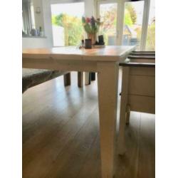 Wit gelakte eettafel van steigerhout