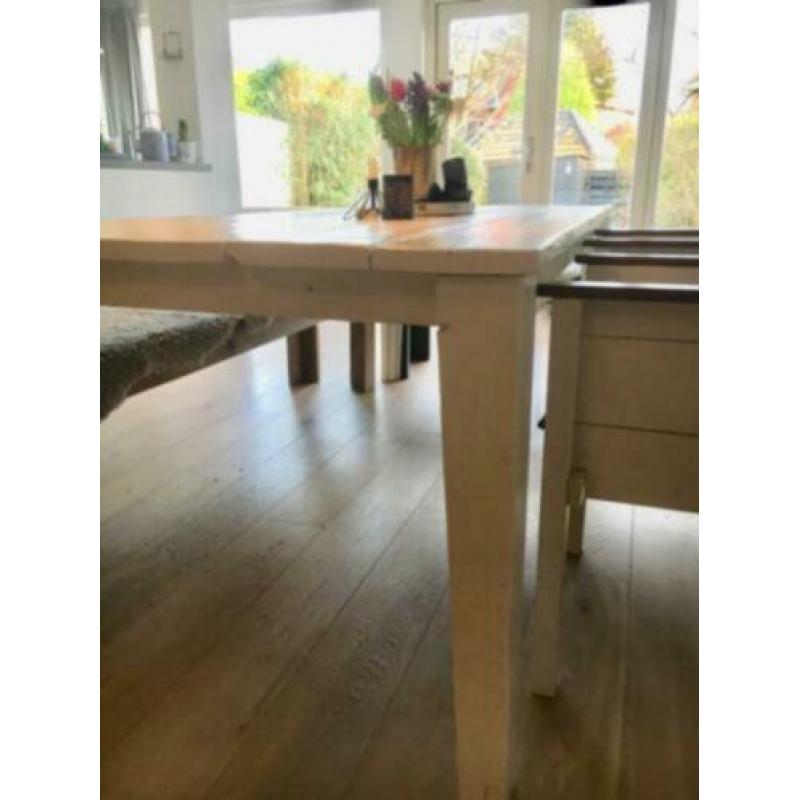Wit gelakte eettafel van steigerhout