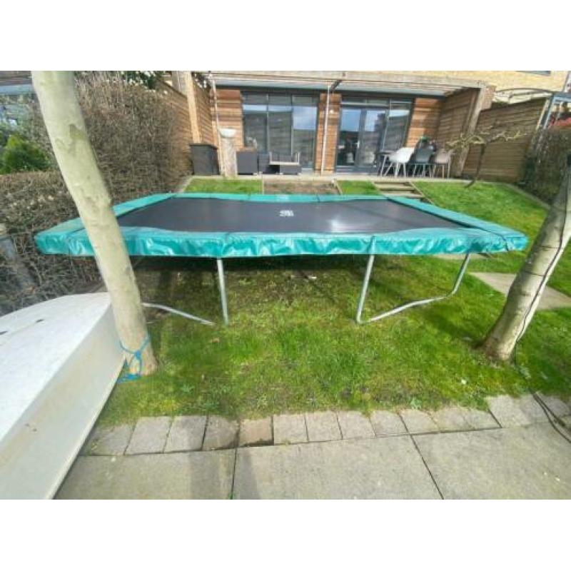 Recht hoekige trampoline