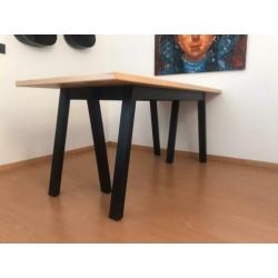 Grenen tafel met zwarte poten