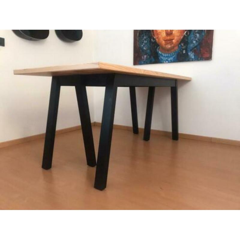 Grenen tafel met zwarte poten