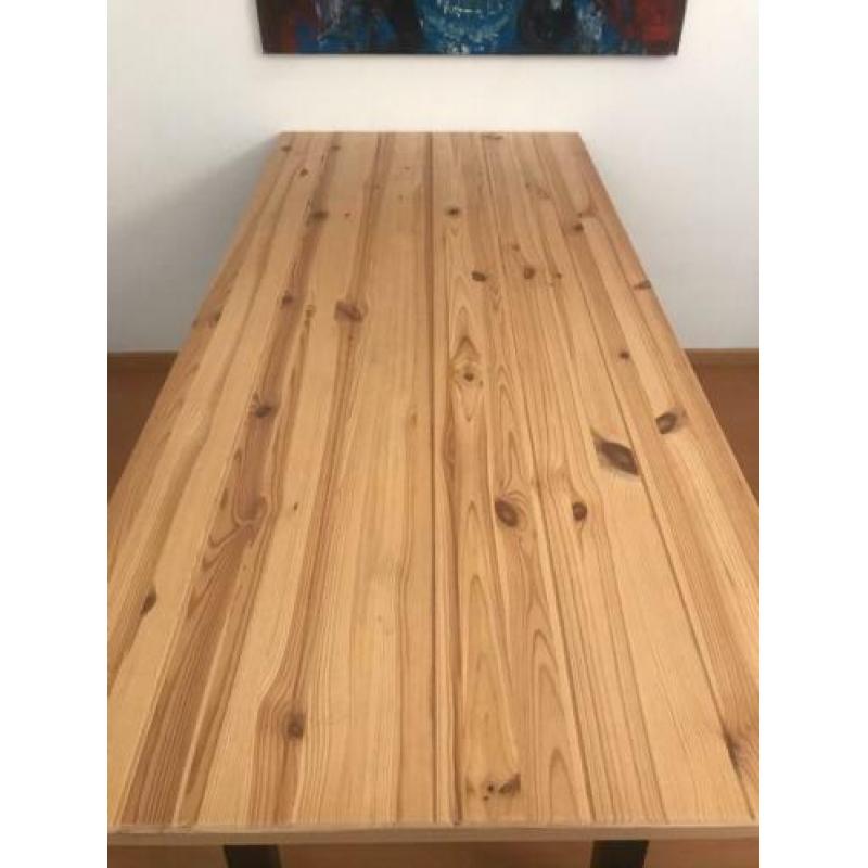 Grenen tafel met zwarte poten
