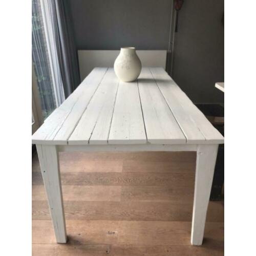 Wit gelakte eettafel van steigerhout