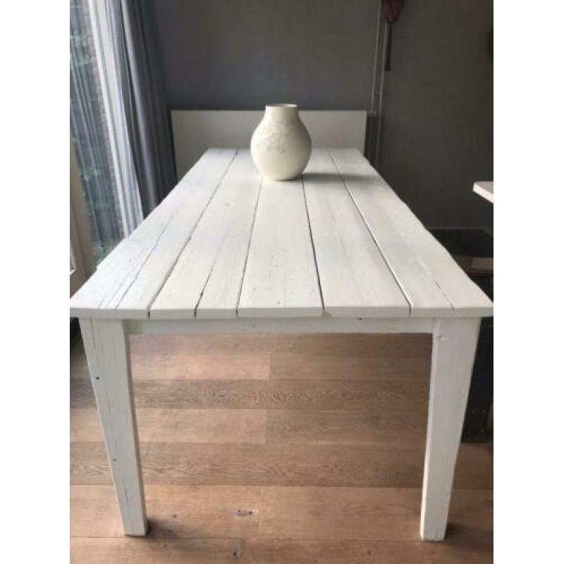 Wit gelakte eettafel van steigerhout