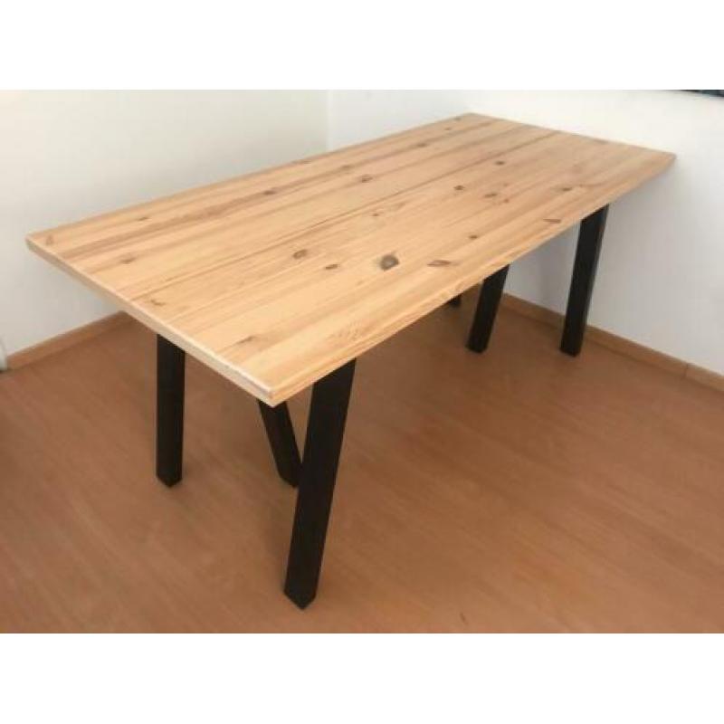 Grenen tafel met zwarte poten