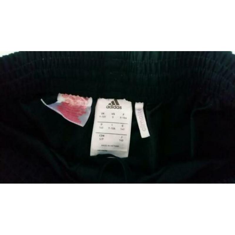 Short Adidas climalite maat 140