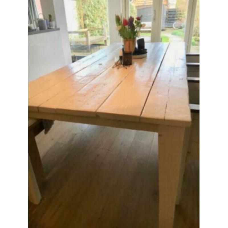 Wit gelakte eettafel van steigerhout