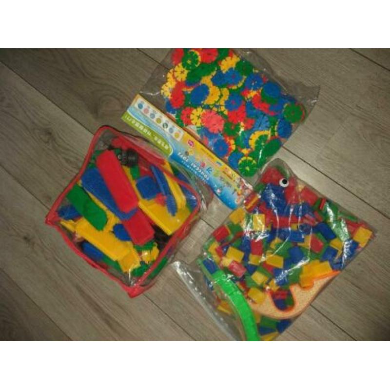 Speelgoed blokken domino noppen etc