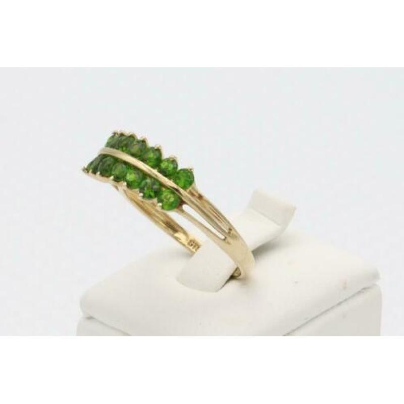Gouden ring met 14x smaragd. Maat: 17.75. Nr: 2020/183