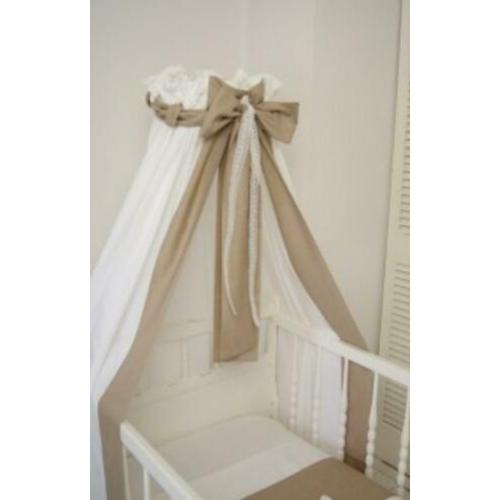Witte hemel met taupe rand en strik