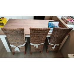 4 rieten stoelen incl. witte kussens