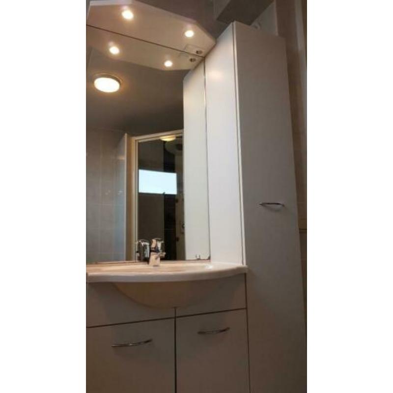*** Compl. badkamer (toilet, hoekbad, badmeubel, douche) ***