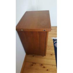 Oude naaimachine kast