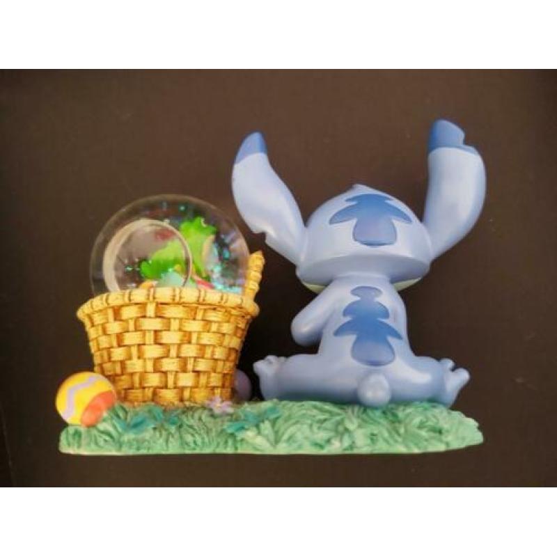 Stitch met glazen bol en paaseieren