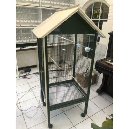 Grote vogelkooi met twee jonge kanaries.