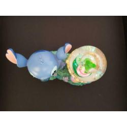Stitch met glazen bol en paaseieren
