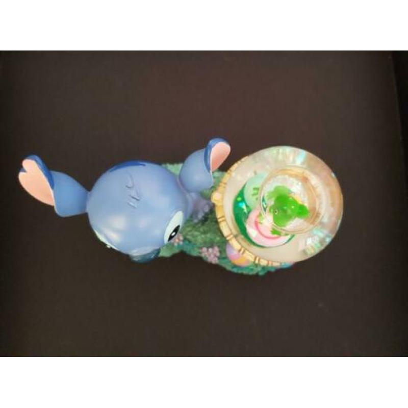 Stitch met glazen bol en paaseieren