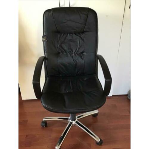 Luxe bureaustoel met zwart leren bekleding, verstelbaar.