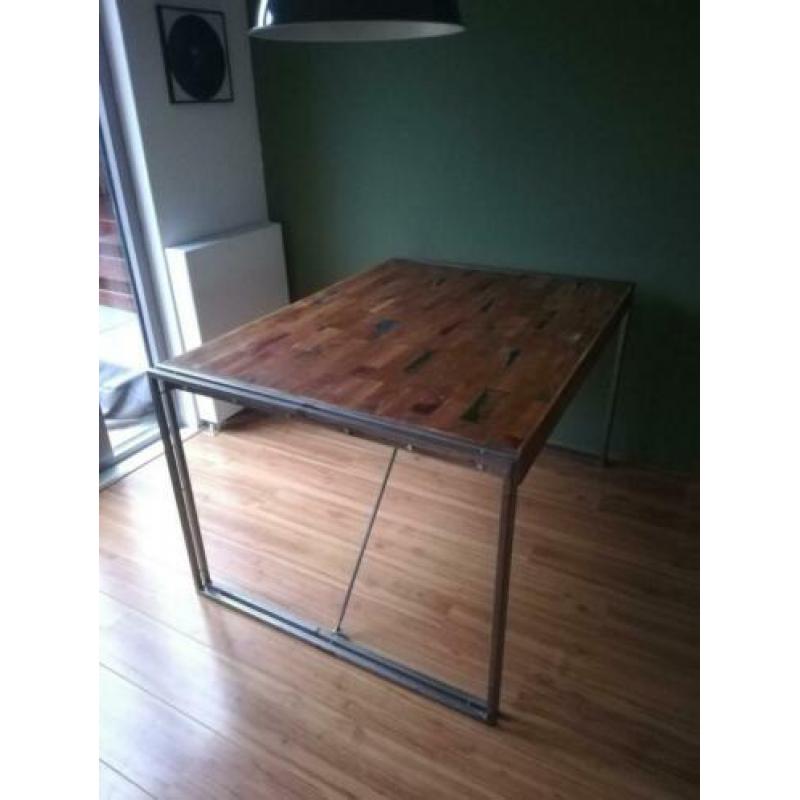 Eettafel met industriëel design