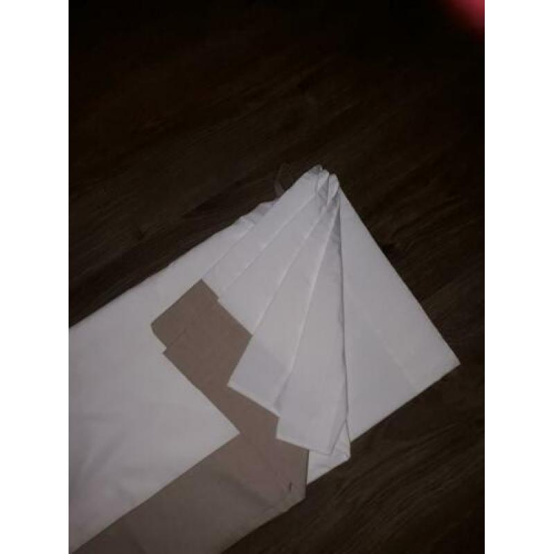 Witte hemel met taupe rand en strik